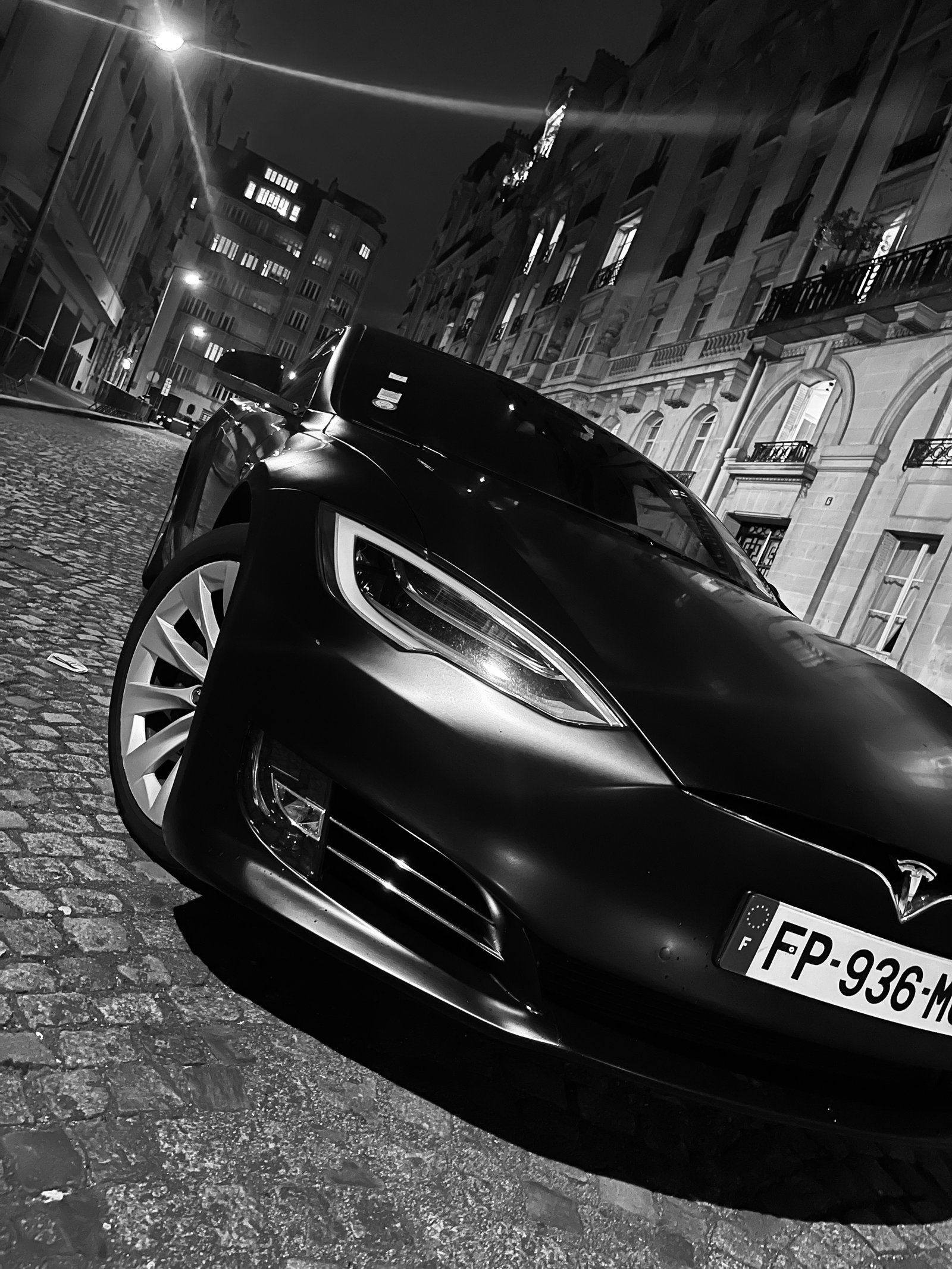 Tesla Model S FLA Express, vue avant de nuit à Paris